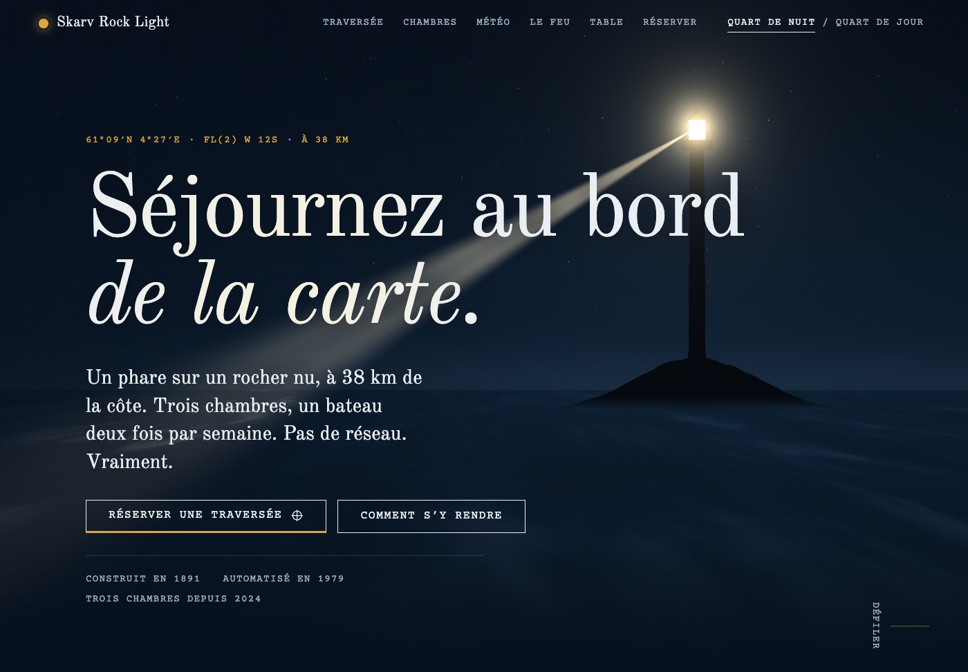 Page d'accueil de Skarv Rock Light, un phare-hôtel de nuit dont le faisceau balaie la mer